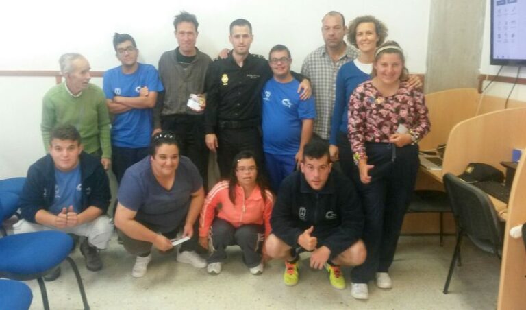 La Policía Nacional da una charla sobre “Alertscops” en La Palma